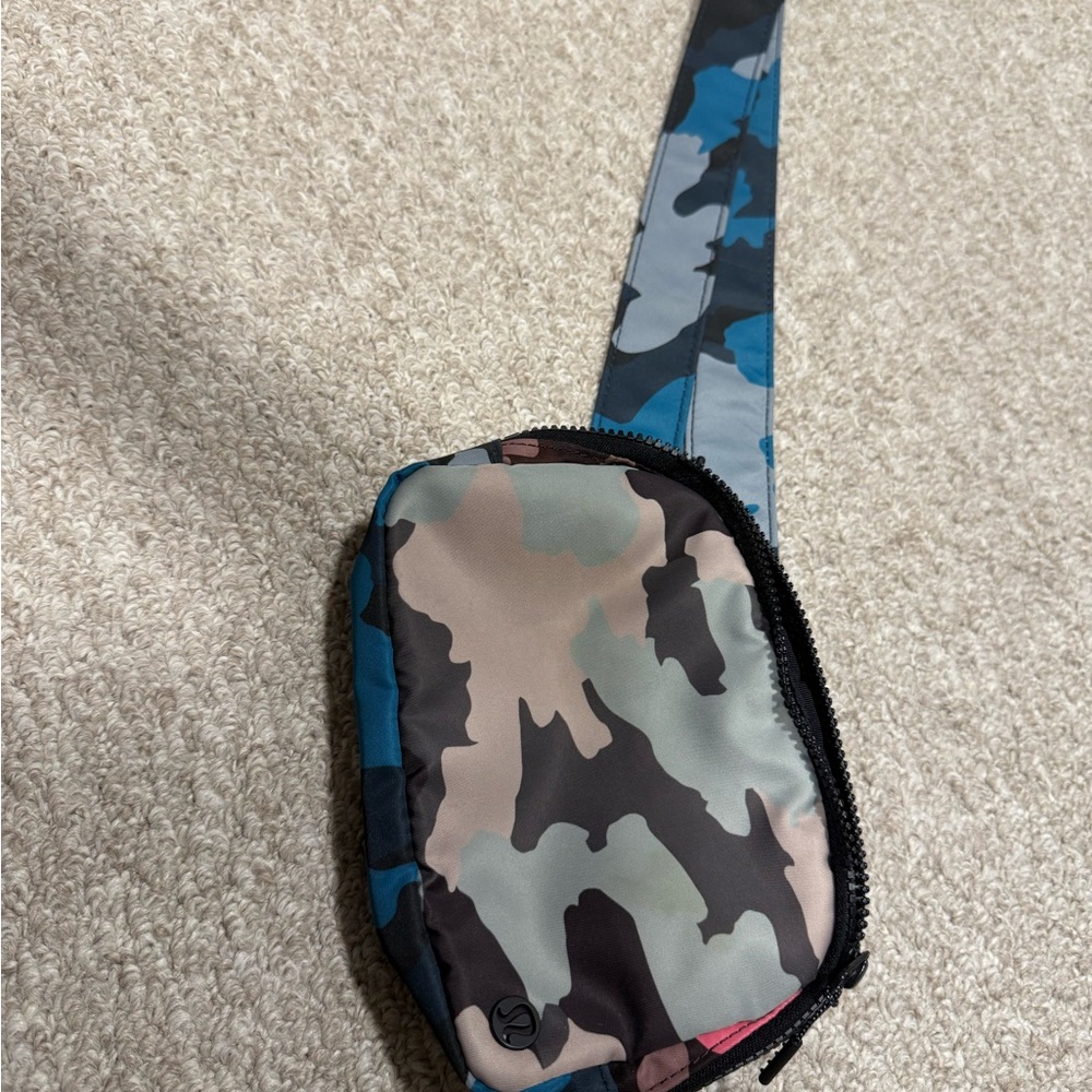 lululemon cross body Fanny pack